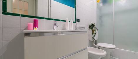 Shower, hair dryer, towels