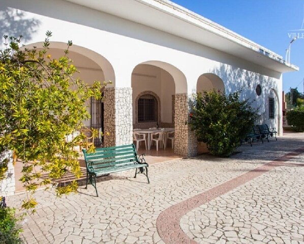 Outdoor dining - Villa with direct access to the sea (La Strea)