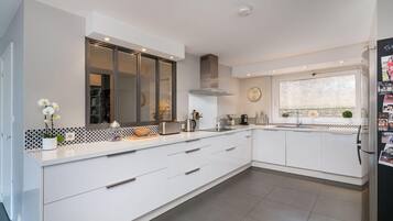 Réfrigérateur, four, plaque de cuisson, lave-vaisselle