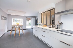 Een koelkast, een oven, een kookplaat, een vaatwasser