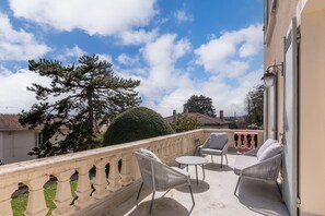 Property grounds - Villa les Roses - House with swimming pool and garden (Écully)