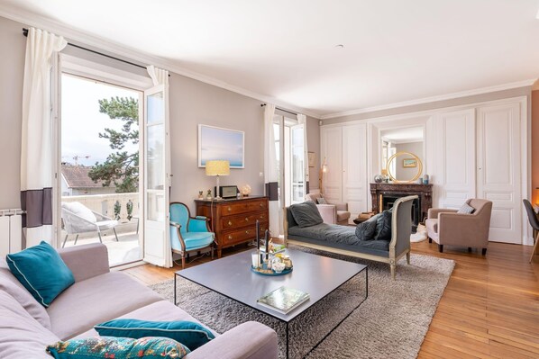 TV, fireplace - Villa les Roses - House with swimming pool and garden (Écully)