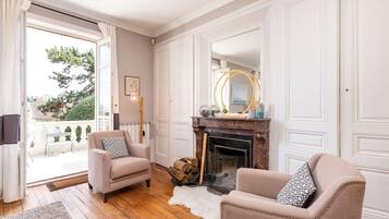 Televisie en een open haard