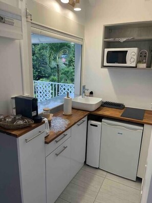 Kühlschrank, Mikrowelle, Wasserkocher mit Kaffee-/Teezubehör, Toaster