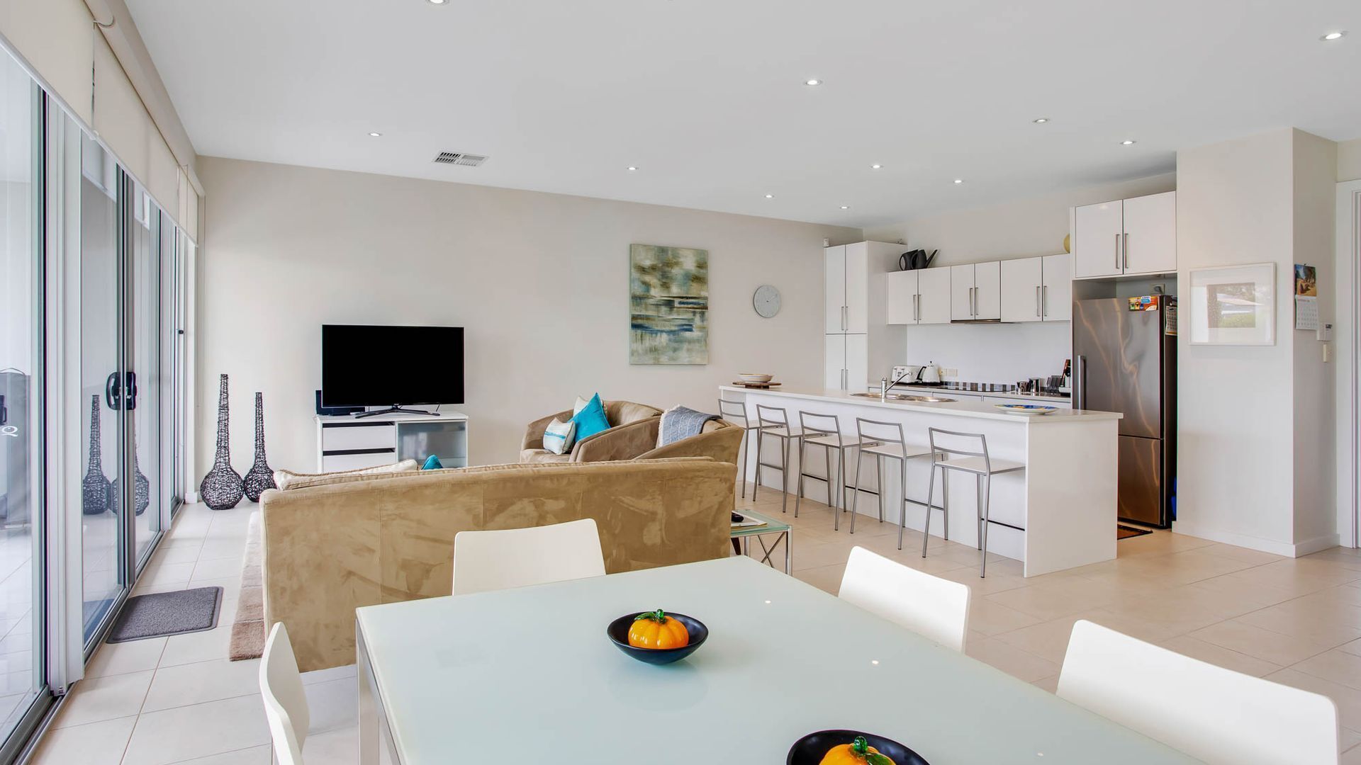 Un apartament modern amb saló, zona de menjador i cuina.