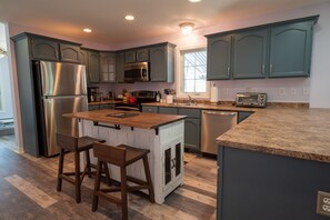 ثلاجة، ميكروويف، فرن، موقد ط�هي مسطح