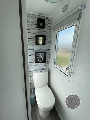 Apartment | Bathroom | Shower, hair dryer - 3 Bedroom Caravan - Golden Palm Resort (Skegness)
