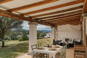 Outdoor dining - Villetta Dahlia - SARDINIA UNLIMITED (Baja Sardinia)