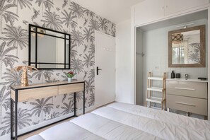 2 chambres, fer et planche Ă repasser