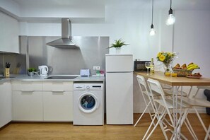Kühlschrank, Mikrowelle, Herdplatte, Wasserkocher mit Kaffee-/Teezubehör