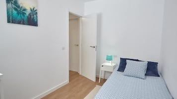 3 slaapkamers, een bureau, een strijkplank/strijkijzer, reisbedje