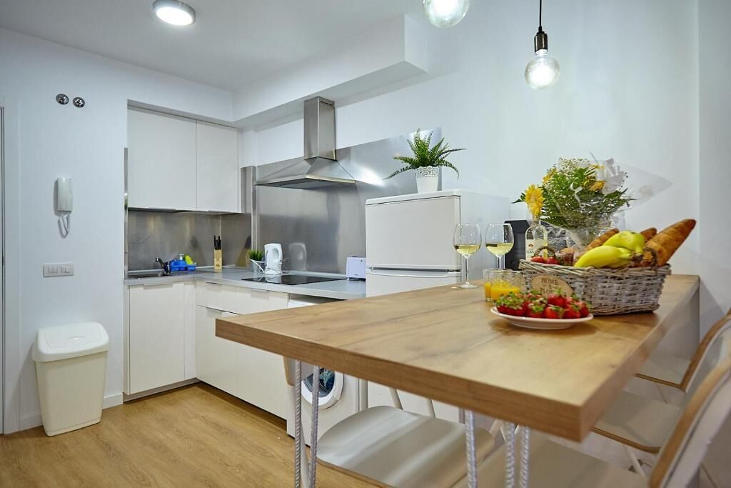 Jääkaappi, mikroaaltouuni, liesi, kahvin-/teenkeitin