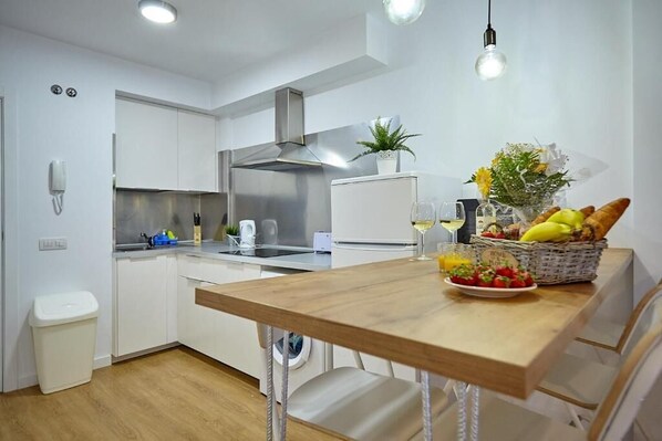 Réfrigérateur, micro-ondes, plaque de cuisson, cafetière/bouilloire