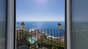 A balcony with a view of the ocean and a pool. - Casa Terry - Lovely Apartment With sea View (Praiano)