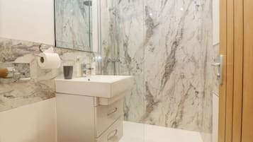 Cottage | Badkamer | Een douche
