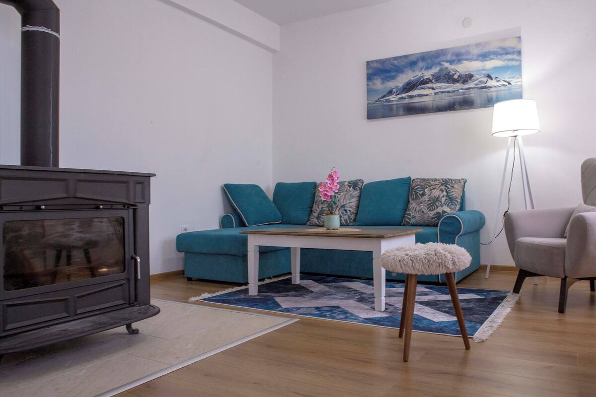 Appartamento Design | Area soggiorno | TV a schermo piatto 42 pollici con canali via cavo, TV