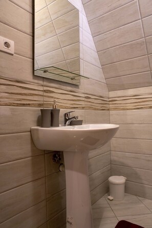 Elite Apartment | Bathroom | Hair dryer, towels, soap, toilet paper - Casa Del Durmitor (Moticki Gaj)