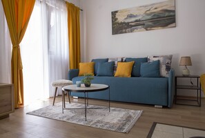 Gallery Apartment | Living area | 42-inch flat-screen TV with cable channels, TV - Casa Del Durmitor (Moticki Gaj)
