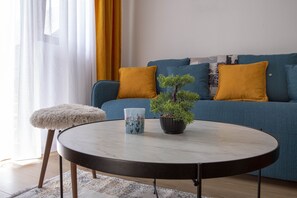 Gallery Apartment | Living area | 42-inch flat-screen TV with cable channels, TV - Casa Del Durmitor (Moticki Gaj)