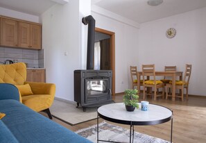 Gallery Apartment | Living area | 42-inch flat-screen TV with cable channels, TV - Casa Del Durmitor (Moticki Gaj)