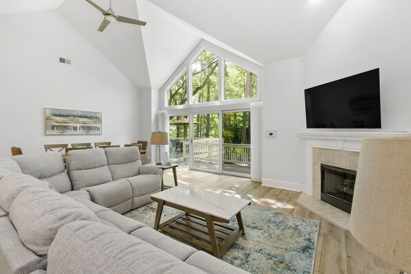 Smart TV, ping pong - STUNNING 6BR HOME W/ PRIVATE POOL, HOT TUB, & NEAR BEACH HILTON HEAD (Hilton Head Island)