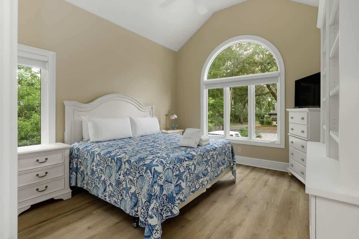 6 habitaciones, tabla de planchar con plancha y cuna de viaje 