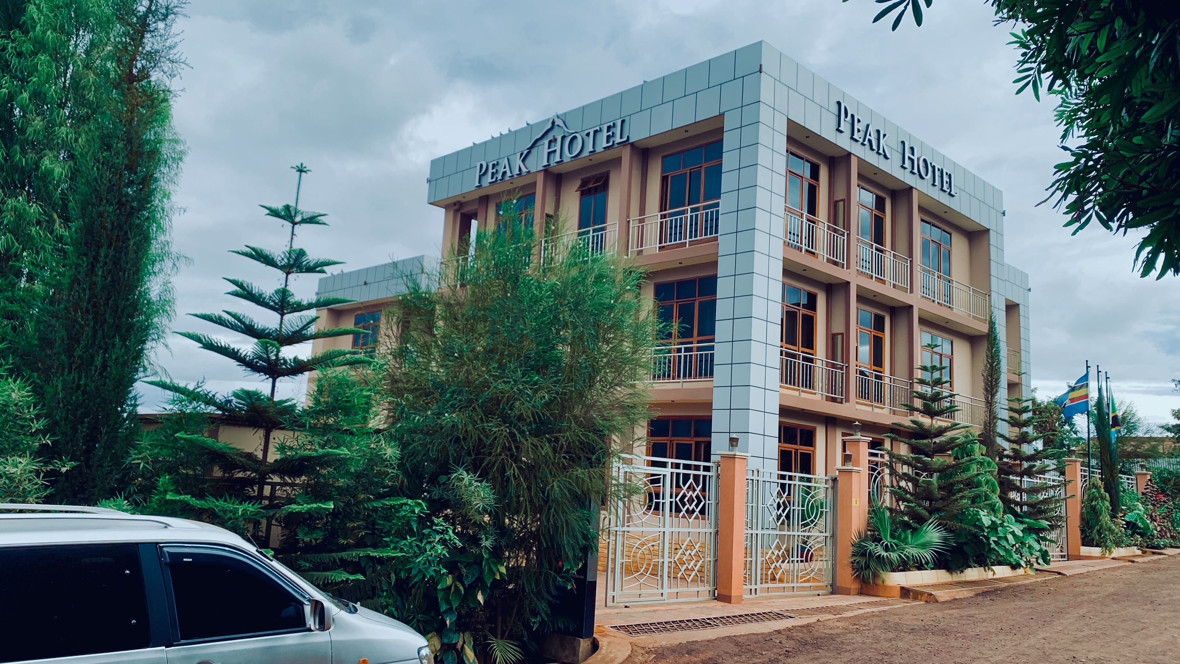 Un hôtel à plusieurs étages, sur lequel on peut lire l’inscription « Peak Hotel ».