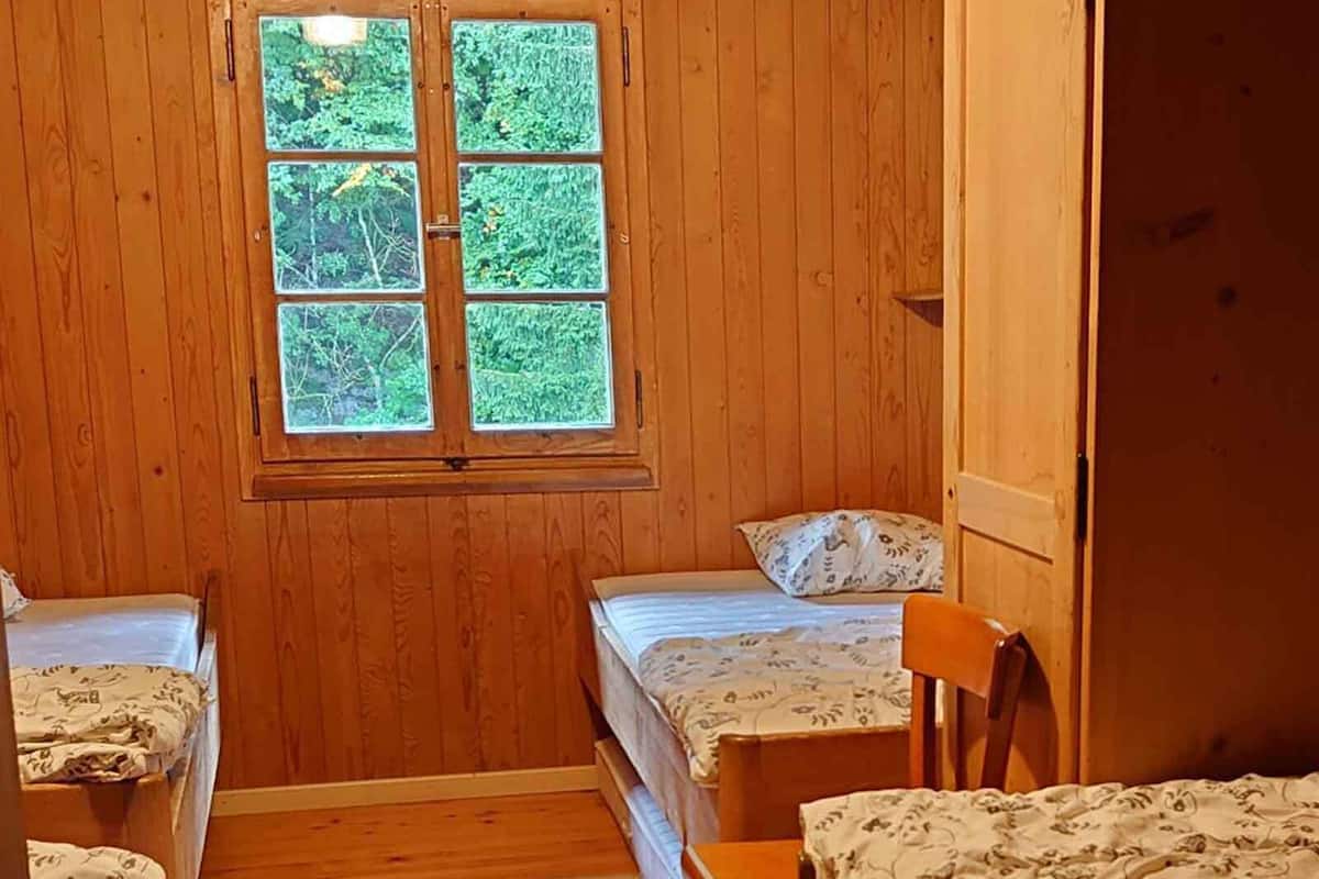 Habitación cuádruple básica | Cuna de viaje y ropa de cama