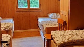 Basic Quadruple Room | Travel cot, bed sheets