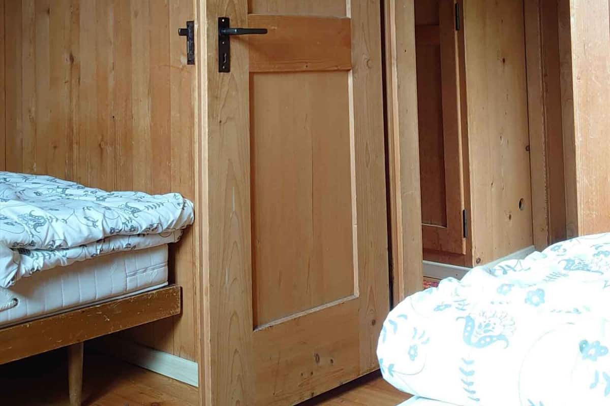 Habitación básica con 2 camas individuales | Cuna de viaje y ropa de cama