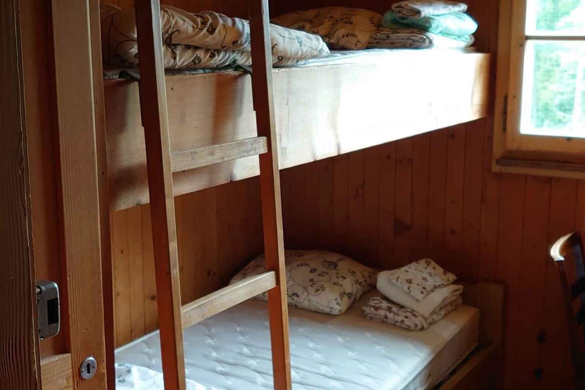 Habitación básica con 2 camas individuales | Cuna de viaje y ropa de cama