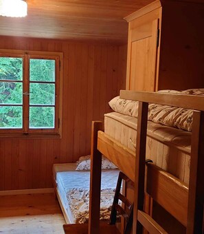 Chambre triple de base, 1 chambre, non-fumeur, côté montagne | Lit de bébé portatif, literie fournie
