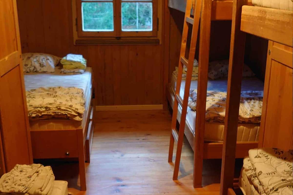 Habitación básica, vista a la colina, en el área del jardín | Cuna de viaje y ropa de cama