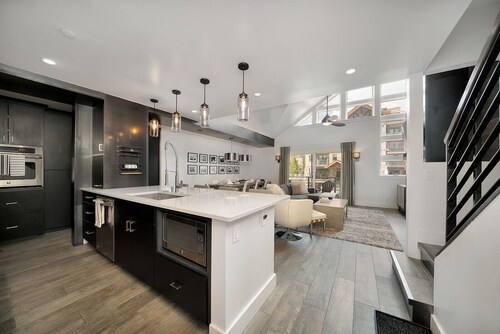 Blue Mesa 2 | TRUE Ski In/Out + Rooftop Hot Tub Access 3Bd, 3Ba Sleeps 8 -12