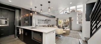 Blue Mesa 2 | TRUE Ski In/Out + Rooftop Hot Tub Access 3Bd, 3Ba Sleeps 8-10