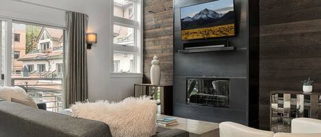 Smart TV y chimenea