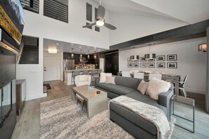 Smart TV, fireplace - Blue Mesa 2 | TRUE Ski In/Out + Rooftop Hot Tub Access 3Bd, 3Ba Sleeps 8-10 (Telluride)
