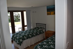 3 dormitorios, tabla de planchar con plancha, cuna de viaje