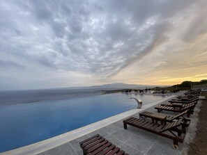 Outdoor pool, sun loungers, lifeguards on site - Assos Karadut Taş Otel (Ayvacik)