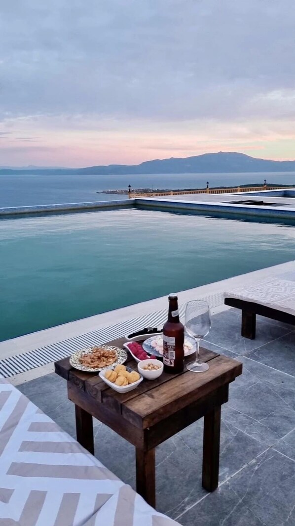 Piscine extérieure, chaises longues, maîtres-nageurs sur place