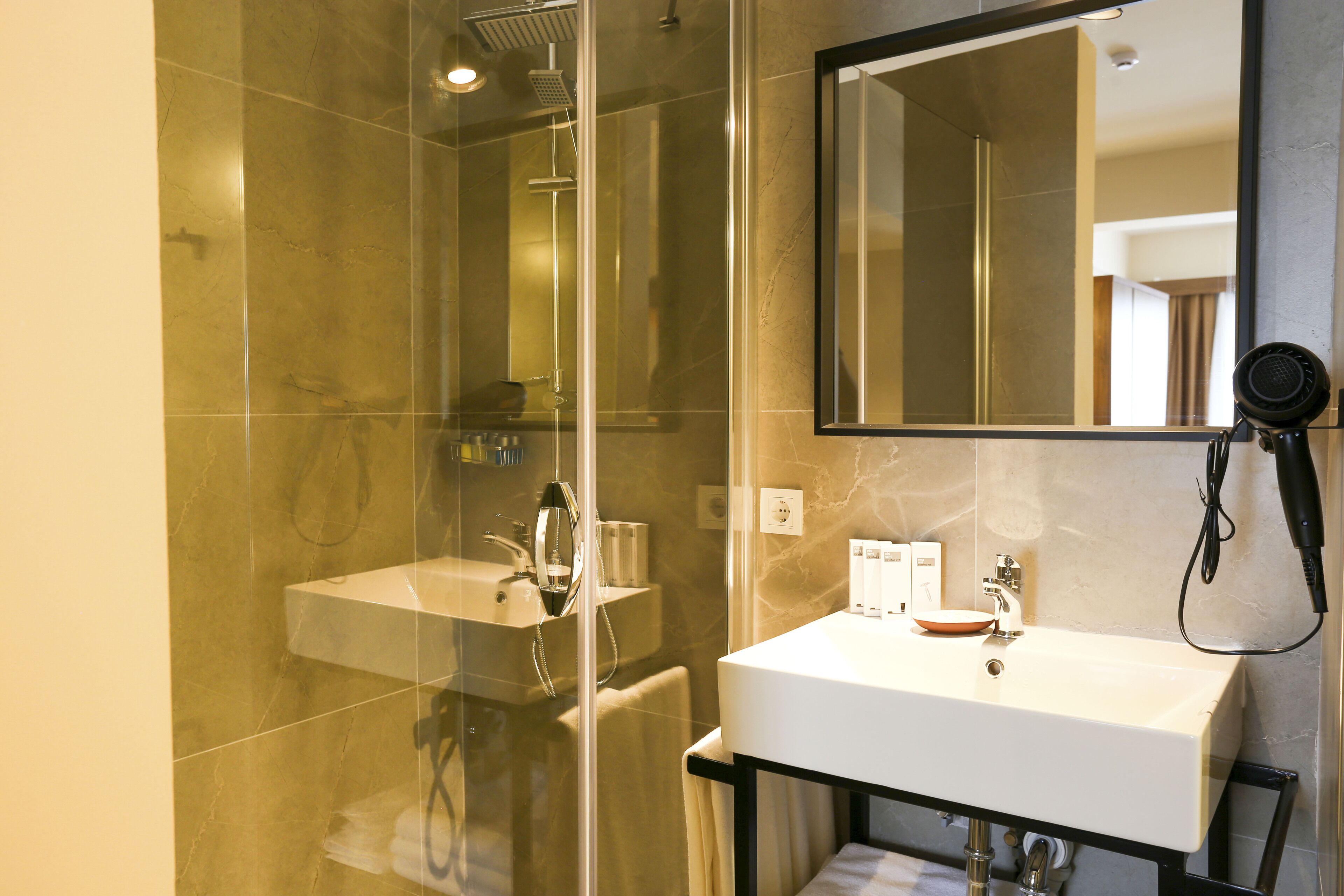 Camera Grand | Bagno | Doccia, set di cortesia gratuito, asciugacapelli, pantofole