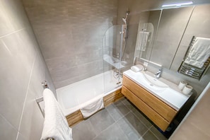 Douche, sĂšche-cheveux, serviettes fournies, savon