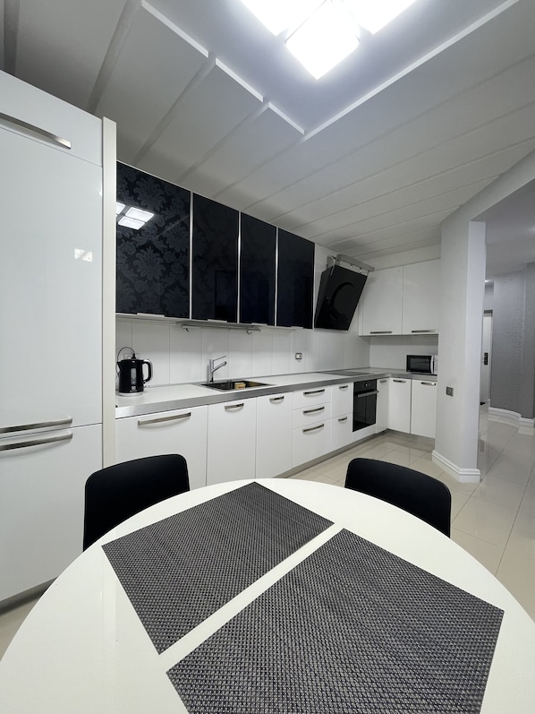 Kühlschrank, Mikrowelle, Geschirrspüler, Kochgeschirr/Geschirr/Besteck