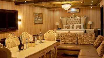 Royal Room | 1 bedroom, desk, laptop workspace