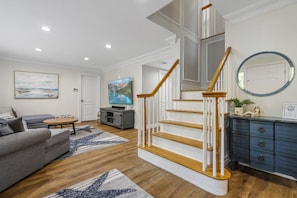 TV - Updated home with canal & hot tub in backyard. Close to everything! (Oakdale)