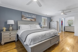 4 bedrooms, iron/ironing board, travel crib, WiFi - Updated home with canal & hot tub in backyard. Close to everything! (Oakdale)