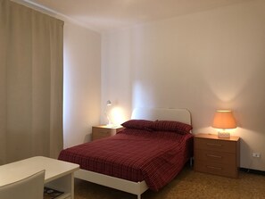 1 chambre, fer et planche à repasser, accès au Wi-Fi (inclus)