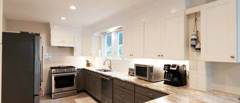 Fridge, oven, stovetop, dishwasher