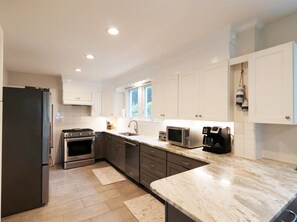 Kühlschrank, Ofen, Herdplatte, Geschirrspüler