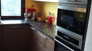 Een koelkast, een microgolfoven, een oven, een kookplaat